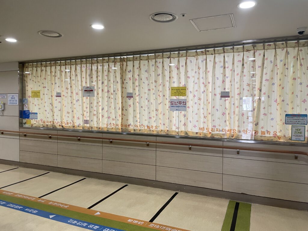 미래여성병원 신생아실 면회장소