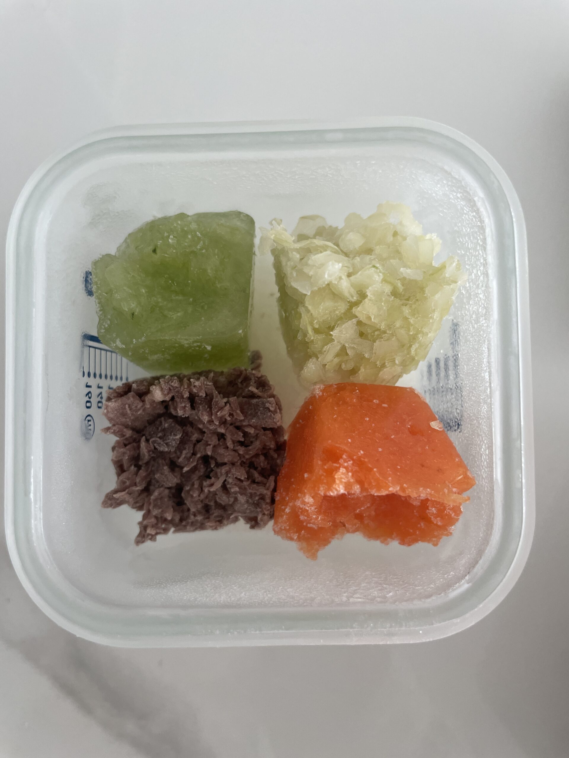 정착한 이유식 용기 